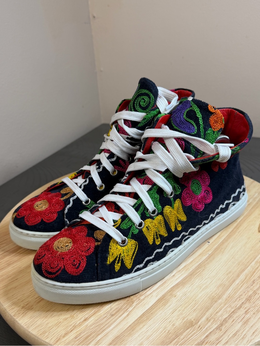 Shans women’s embroidery sneakers